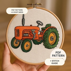 Peut inclure: Un tambour à broder contenant un tissu crème avec un motif de tracteur orange et vert. Le texte sur l'image indique : PDF PATTERN +4 HOOP SIZES et PDF PATTERN + STITCH GUIDE. Le tracteur présente de grands pneus verts et un volant.
