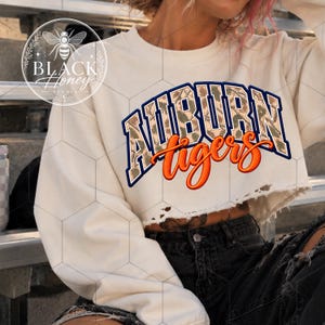 Auburn Tigers PNG | Licht camouflage college-design | Marineblauwe gestikte varsity-letters | Oranje script Game Day Football DTF PNG