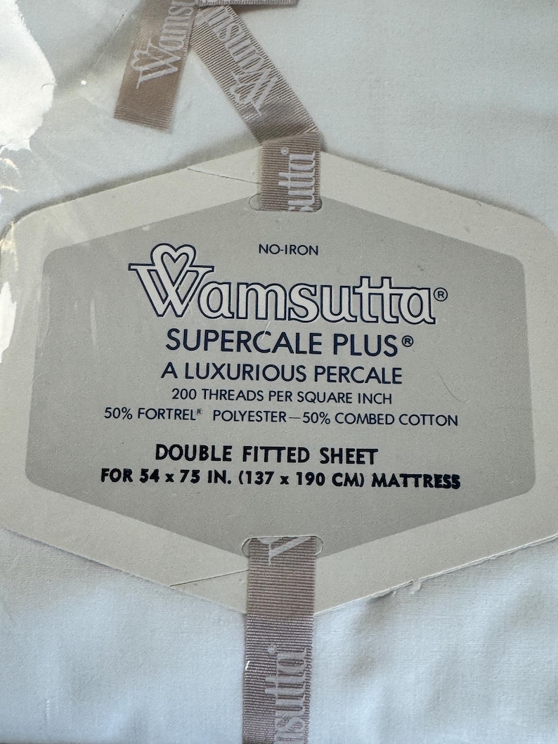 Puede incluir: Una s&aacute;bana bajera doble Wamsutta Supercale Plus en color blanco. La etiqueta dice: No-Iron, A Luxurious Percale, 200 threads per square inch, 50% Fortrel polyester y 50% combed cotton, para un colch&oacute;n de 137 x 190 cm.