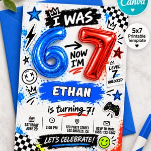 Peut inclure: Un modèle d'invitation d'anniversaire avec un ballon bleu en forme de 6 et un ballon rouge en forme de 7, incluant le texte I WAS 6 NOW I'M 7, ETHAN is turning 7, LEVEL 7 UNLOCKED et LET'S CELEBRATE, orné de motifs à damier noir et blanc.