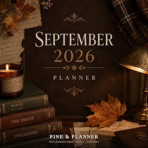 以下が含まれることがあります： ダークブラウンの背景に「SEPTEMBER 2026 PLANNER」と記されたデジタルプランナーの表紙。本の山、AMBER & OAKとラベルされた火のついたキャンドル、真鍮のランプ、乾燥したカエデの葉、古い紙の断片が描かれている。PINE & PLANNERというテキストも表示されている。