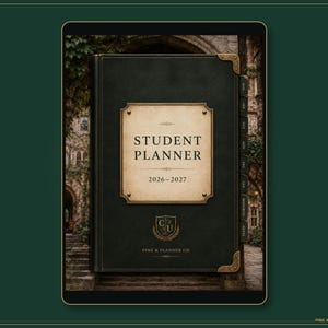Könnte beinhalten: Ein dunkelgrüner Studentenplaner für 2026-2027 mit goldfarbenen Metallecken. Der Einband zeigt ein cremefarbenes Etikett mit dem Text STUDENT PLANNER 2026-2027, ein kleines Wappen-Logo mit den Buchstaben CU sowie seitliche Registerkarten.