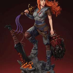 Può includere: Una statuetta fantasy di una guerriera dai capelli rossi in armatura d'argento macchiata di sangue, che tiene una spada con nastri viola sulla spalla e una testa di mostro cornuta mozzata, su una base rocciosa con una grande lama nera.