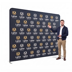 Op de afbeelding: Een grote, rechthoekige donkerblauwe achtergrond van spanstof met een herhalend patroon van het gouden en zilveren Lglaa Global Solutions logo. Het display wordt ondersteund door een metalen frame met platte voeten op een witte achtergrond.