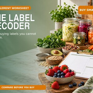 Pode incluir: Uma folha de trabalho digital intitulada THE LABEL DECODER com o texto Stop buying labels you cannot explain e BUY SMARTER. A imagem mostra frascos de vidro com vegetais fermentados, tigelas com produtos frescos, bagas e uma prancheta.