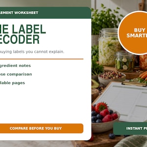 Pode incluir: Uma folha de trabalho de suplementos branca com um cabe&ccedil;alho verde escuro intitulado THE LABEL DECODER. Inclui o texto Stop buying labels you cannot explain, seguido de marcas de verifica&ccedil;&atilde;o para Ingredient notes, Dose comparison e Fillable pages, com um bot&atilde;o laranja rotulado COMPARE BEFORE YOU BUY.