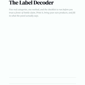Pode incluir: Um documento branco intitulado The Label Decoder da GUTCODE. Cont&eacute;m texto explicando cinco categorias e uma lista de verifica&ccedil;&atilde;o para avaliar alega&ccedil;&otilde;es de produtos. Abaixo, instru&ccedil;&otilde;es para download e uso digital em GUTCODE.VERCEL.APP.