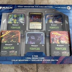 Könnte beinhalten: Ein Magic The Gathering TMNT Booster Tin Collection Set mit fünf Metalldosen mit Teenage Mutant Ninja Turtles Motiven, einer Foil-Promokarte und Text, der den Inhalt von Play-Boostern und einem exklusiven Sticker pro Dose angibt.