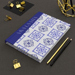 Cuaderno de tapa dura con estampado de azulejos mediterráneos azules / Cuaderno con cubierta mate