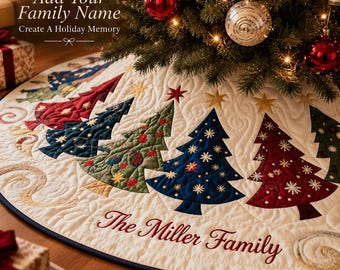 Könnte beinhalten: Ein runder, cremefarbener, gesteppter Weihnachtsbaumteppich mit gestickten roten, grünen und blauen Bäumen sowie goldenen Sternen. Der Text lautet Add Your Family Name, Create A Holiday Memory und The Miller Family in roter Schrift.