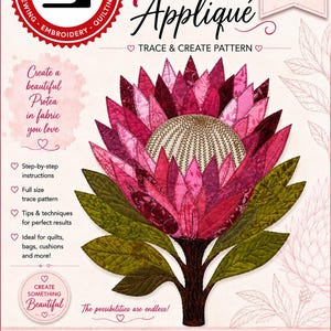 Peut inclure: Une fiche de patron à tracer et créer Protea Applique par Sew Much More. Le motif présente une grande fleur en tissu rose et bordeaux à plusieurs couches avec un centre texturé et des feuilles vertes, accompagnée de texte et d'icônes.