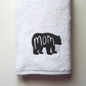 Muttertagsgeschenk / personalisiertes Handtuch / monogrammiertes Handtuch / Handtuch / Badetücher / besticktes Handtuch Bild 1
