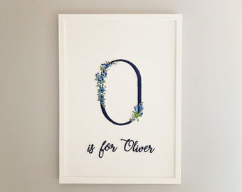 Decoração de parede para berçário / Presente personalizado para chá de bebê / Iniciais bordadas personalizadas feitas à mão / Nome personalizado, flor, letra floral