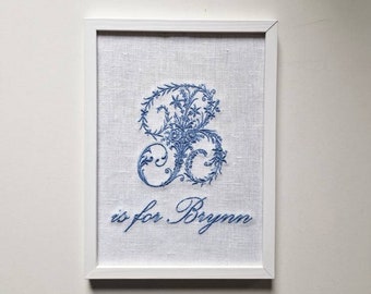 Monograma floral bordado, decoração personalizada para quarto de bebê em linho.