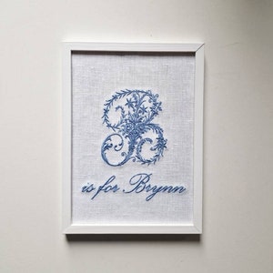 Decoración de pared con monograma para guardería // Iniciales bordadas a mano // Arte de letras con flores personalizado // Bordado francés // Regalo para baby shower