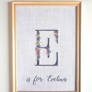 Decoración de pared para guardería / Regalo personalizado para baby shower / Iniciales personalizadas con monograma bordado a mano / Nombre personalizado con letras florales y flores