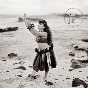 Hula Kahiko picture, Hawaiian woman beach photo, Hawaii hula art, girl&#39;s room, Hawaiian beach decor, Hula kahiko on beach picture poster