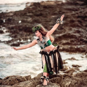 Hula Kahiko photo, Hula kahiko art, Hawaii beach hula girl picture, Hawaiian art, Hula Kahiko dance poster, Hawaiian hula decor, hula girl