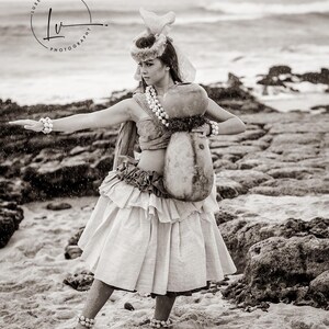 Hula Kahiko photo, Hula kahiko art, Hawaii beach hula girl picture, Hawaiian art, Hula Kahiko dance poster, Hawaiian hula decor, Sepia