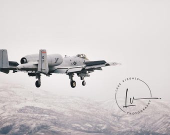A10 Warzenschwein Bild in den Bergen, A10 Warzenschwein im Flug, Angriffsjet, militärische Kunst, Geschenke für Kriegsveteranen, Büro oder Höhlenkunst, behälterkunst
