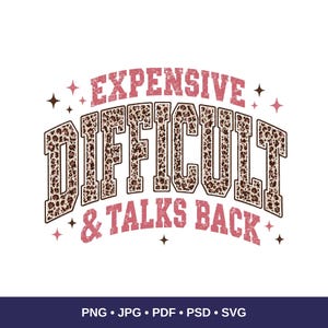 Puede incluir: Un diseño gráfico con el texto EXPENSIVE DIFFICULT & TALKS BACK. La palabra DIFFICULT está en una fuente grande y cuadrada con un patrón de leopardo marrón y beige. Las otras palabras están en una fuente rosa desgastada con estrellas.