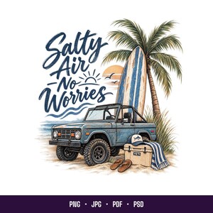 Puede incluir: Una ilustración gráfica que muestra un SUV vintage azul estacionado en una playa de arena con una tabla de surf, una palmera, una nevera beige, una gorra y sandalias. El texto dice Salty Air No Worries con un icono de sol y olas.