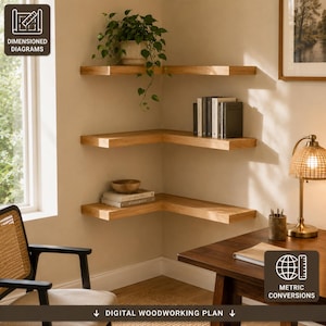 Peut inclure: Trois étagères d'angle en bois clair fixées au mur. L'étagère supérieure supporte une plante verte en pot. L'étagère centrale contient une rangée de livres. L'étagère inférieure porte une pile de livres et un petit bol en bois. Texte : DIMENSIONED DIAGRAMS.
