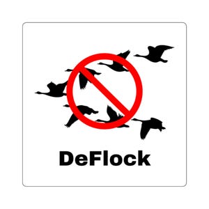 Peut inclure: Un panneau carré blanc présentant un graphique en silhouette noire d'un vol d'oiseaux. Un cercle rouge audacieux avec une barre diagonale recouvre les oiseaux. Le mot DeFlock est imprimé en lettres noires sans empattement en dessous.