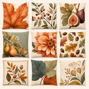 Peut inclure: Un ensemble de neuf coussins carrés présentant des illustrations botaniques et saisonnières, incluant une grande feuille d'érable, des baies, des figues, des poires, un dahlia, des glands avec des feuilles de chêne, des cynorhodons et des gousses.