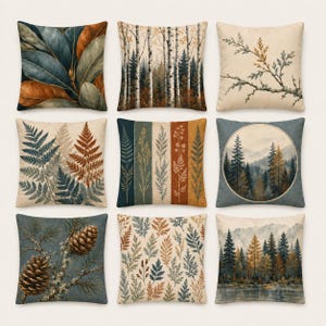 Peut inclure: Un ensemble de neuf coussins carrés arborant des motifs inspirés de la nature. Les designs incluent des feuilles bleues et orange, des forêts de bouleaux, des branches de pin, des fougères, des rayures botaniques, des paysages forestiers et des pommes de pin.