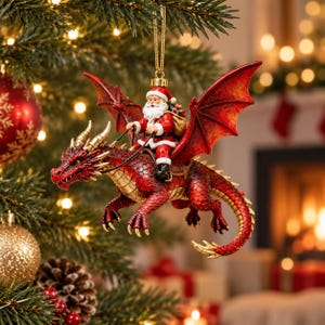 Peut inclure: Une décoration de sapin de Noël représentant un dragon rouge aux cornes et griffes dorées, portant sur son dos une figurine miniature du Père Noël en costume rouge. Le dragon possède de grandes ailes texturées et une longue queue courbée.