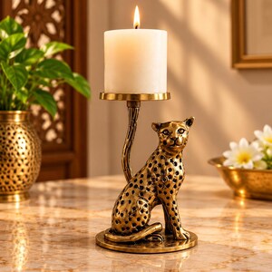Massief messing kaarsenhouder met luipaardmotief, tafeldecoratie met zittende cheetah, luxe woonaccessoire.