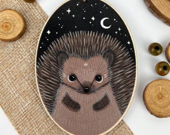 Hérisson suspendu en bois pour arbre de décoration / Ornement / Art mural - avec lune et étoiles