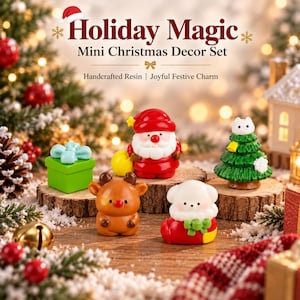Könnte beinhalten: Ein Set aus fünf Miniatur-Weihnachtsfiguren aus Kunstharz, bestehend aus einem grünen Geschenk, einem Weihnachtsmann, einem Rentier, einem Weihnachtsbaum mit Katze und einer weißen Figur im roten Stiefel. Text: Holiday Magic Mini Christmas Decor Set.