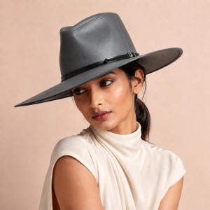 Schiefergrauer Leder-Fedora-Hut für Damen, asymmetrische Krone und skulpturale breite Krempe