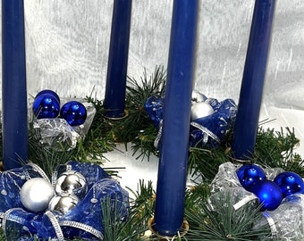 Couronne de table de Noël bleue et argentée, couronne de table contemporaine de 12 po., bleu et argent.