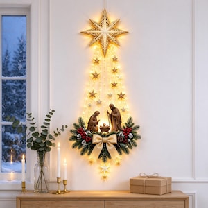 Könnte beinhalten: Eine wandmontierte Weihnachts-Krippendekoration mit einem großen beleuchteten Stern an der Spitze, kaskadierenden warmen LED-Lichterketten und einer zentralen Krippe mit Figuren von Maria, Josef und dem Jesuskind, akzentuiert durch Tannenzweige, rote Beeren und eine goldene Schleife.