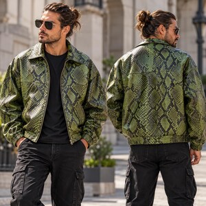 Herenjas van groen slangenleer met pythonprint, oversized bomberjack, statement streetwear, exotische mode