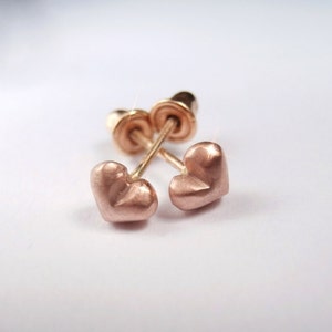 Zarcillos de Mini Corazones en oro rosado Solido de 18K para bebes