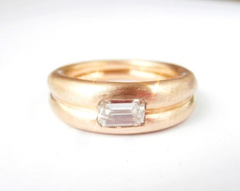 Diamond Engagement 18K gold Venus Ring .