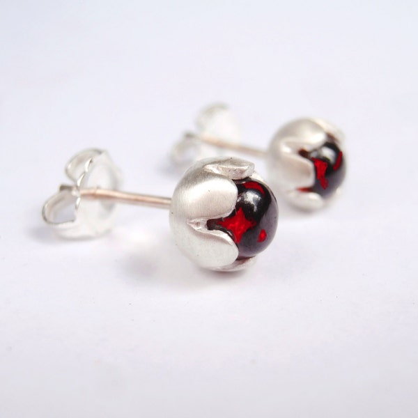 Flowercup Garnet cabochon Earrings in Sterling Silver