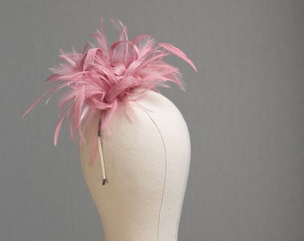 Lippenstift Candy Pink Sinamay Feder Headpiece Fascinator Hat