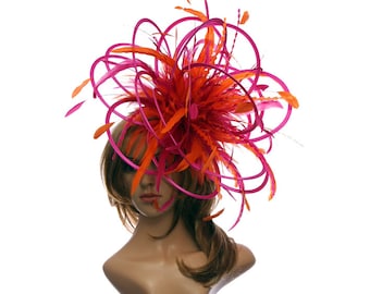 ホットピンクフューシャとオレンジの大きな羽のファシネーターハット - 花嫁の母、女性の日に最適 - 羽とサテンの色を自由に選択