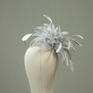 Sombrero fascinador de plumas plateadas, grises y blancas - boda, día de las damas - elija cualquier color de plumas y satén