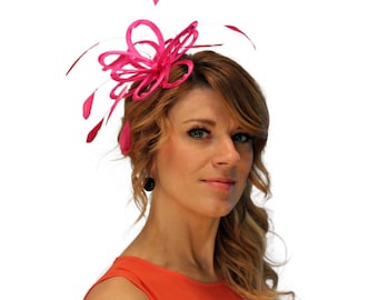 ホットピンクフューシャサテンフェザーファシネーターハット - 結婚式、レディースデー - フェザーとサテンのカラーをお選びください