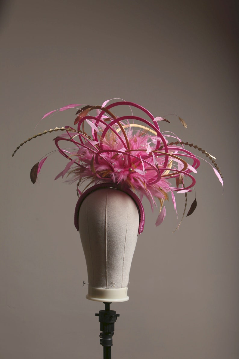 以下が含まれることがあります： 黒い持ち手と「But first, coffee」の手書き風の文字が入った白いセラミックマグ。マグカップは白い表面に置かれています。マグカップはおそらく温かい飲み物用です。