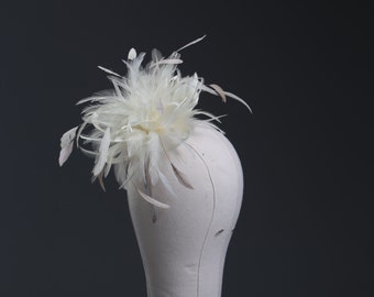 Creme Feder Fascinator-Hut - Hochzeit, Damentag - wählen Sie jede mögliche Farbe Federn & Satin