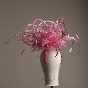 リップスティックキャンディピンクとゴールドの大きなフェザーファシネーターハット、ラインストーンとパール付き。お好きな色をお選びください。 画像 6