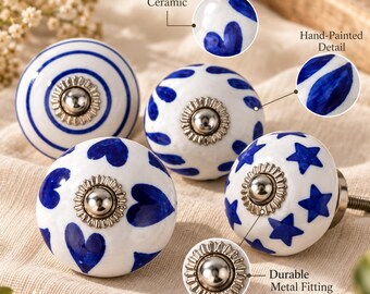 Peut inclure: Quatre boutons de placard ronds en céramique avec des surfaces blanches et des motifs bleus incluant des rayures, des cœurs et des étoiles. Chaque bouton possède une fixation centrale en métal argenté avec un bord festonné.