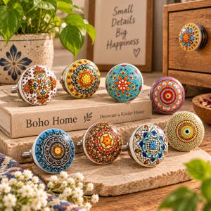 Peut inclure: Une collection de boutons de placard ronds en c&eacute;ramique pr&eacute;sentant des motifs vari&eacute;s, complexes et color&eacute;s inspir&eacute;s de mandalas dans des tons de bleu, orange, jaune, rouge et vert. Chaque bouton poss&egrave;de une base &agrave; vis m&eacute;tallique pour fixation.